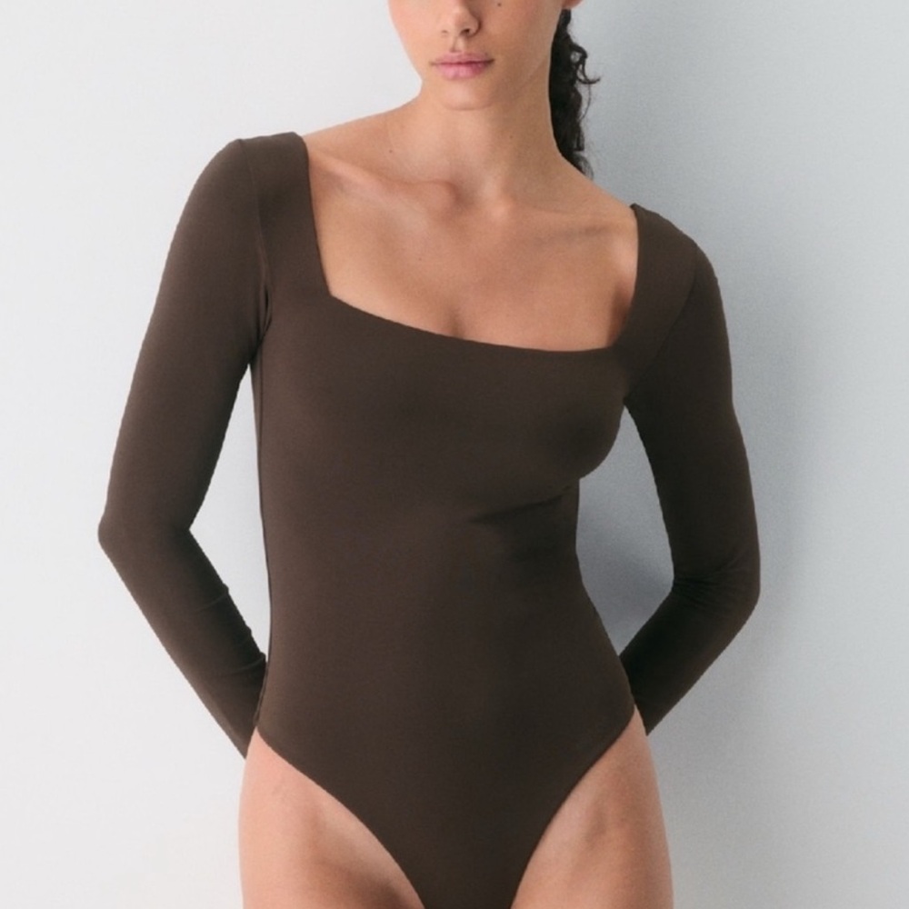 Aritzia Contour Squareneck Bodysuit